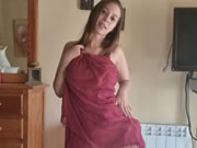 Арабская грудастая девушка провокационно танцует