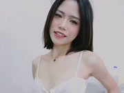 Азиатская девушка топчет ногами